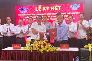 Lễ ký kết hợp tác giữa Viện Hàn lâm Khoa học và Công nghệ Việt Nam và Công ty CP Kỹ thuật Công nghiệp Á Châu.