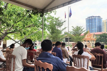 Người dân Phnom Penh đi xét nghiệm Covid-19 trong lúc dịch chưa có dấu hiệu giảm.
