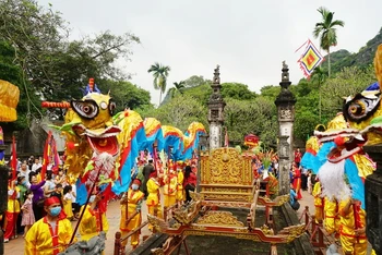 Múa rồng ở đền vua Đinh Tiên Hoàng trong Lễ hội Hoa Lư.