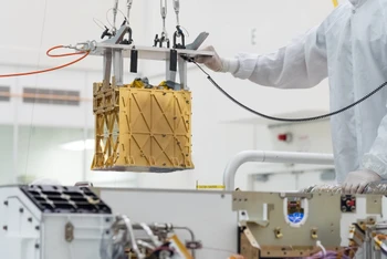Các kỹ thuật viên Phòng thí nghiệm Sức đẩy Phản lực của NASA hạ thiết bị Thí nghiệm sử dụng tài nguyên oxy tại chỗ trên sao Hỏa (MOXIE) vào phần bụng của tàu đổ bộ Perseverance. Ảnh: NASA.