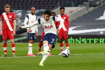 Son Heung-Min sút phạt đền ghi bàn cho Tottenham.
