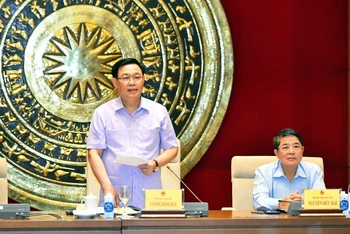Chủ tịch Quốc hội Vương Đình Huệ phát biểu ý kiến tại buổi làm việc.