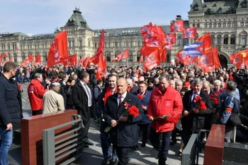 Chủ tịch Đảng Cộng sản LB Nga G. Zyuganov dẫn đầu đoàn đại biểu đặt hoa tại Lăng V. I. Lenin nhân ngày sinh lần thứ 151 của Người. (Ảnh: Web chính thức của Đảng Cộng sản LB Nga)