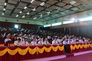 Đông đảo cán bộ, đảng viên và nhân dân trên địa bàn huyện Cẩm Xuyên (Hà Tĩnh) cùng đại diện dòng họ Hà Huy dự lễ kỷ niệm.