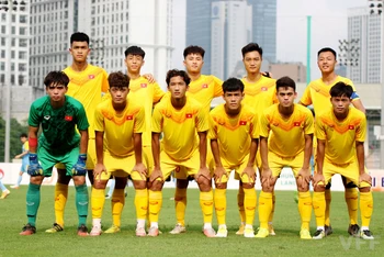 Đội hình xuất phát của ĐT U18 Việt Nam trong trận đấu tập với CLB Hải Nam Vĩnh Phúc. (Ảnh: VFF)