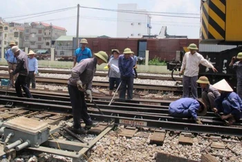 Chậm giải ngân vốn bảo trì, cuộc sống của hàng nghìn lao động ngành đường sắt bị ảnh hưởng. (Ảnh: Tổng Công ty Đường sắt Việt Nam cung cấp)