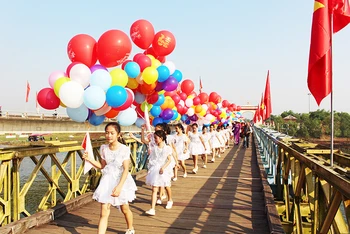 Di tích cầu Hiền Lương bắc qua sông Bến Hải thuộc Khu di tích quốc gia đặc biệt Đôi bờ Hiền Lương - Bến Hải.