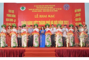 Cắt băng khai mạc Tuần hàng Việt TP Hà Nội năm 2021 lần thứ 2.