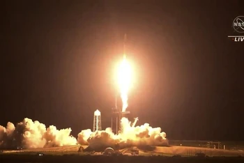 Hình ảnh phóng tàu vũ trụ của SpaceX vào ngày 23-4 được cắt từ clip của NASA.