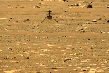 Trực thăng Ingenuity lơ lửng trên bề mặt sao Hỏa ngày 22-4. Ảnh: NASA.