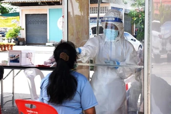 Một nhân viên y tế lấy mẫu xét nghiệm cho người dân ở tỉnh Ayuthaya. (Ảnh: Bưu điện Bangkok)