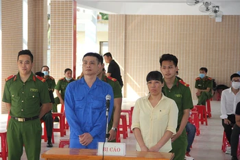 Hai bị cáo Đặng Thái Long và Bùi Thị Thủy tại phiên tòa.