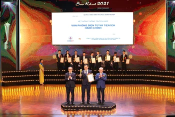 Đại diện Công ty Viễn thông điện lực và Công nghệ thông tin (EVNICT) lên nhận giải thưởng. Ảnh: Hồ Vân.