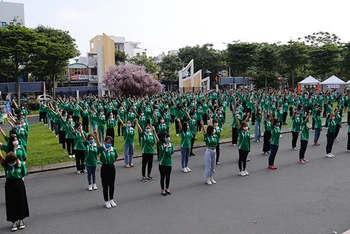 Màn đồng diễn flashmob vũ điệu rửa tay trên nền nhạc Ghen cô Vy của hơn 700 giảng viên, sinh viên.