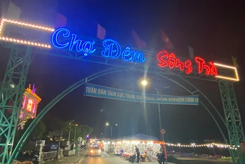Chợ đêm Sông Trà - một trong những điểm du lịch ưa chuộng của du khách khi đến Quảng Ngãi.