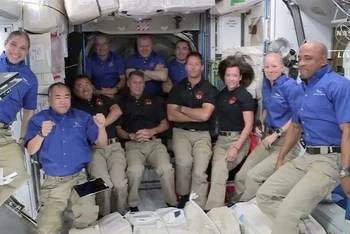 11 phi hành gia đang sống trên Trạm vũ trụ quốc tế. Ảnh NASA.