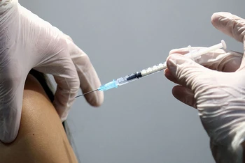 Kết quả một nghiên cứu của các nhà khoa học tại Đại học Oxford (Anh) cho thấy vaccine ngừa Covid-19 làm giảm đáng kể nguy cơ lây nhiễm bệnh. Ảnh: Reuters