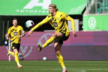 Haaland níu kéo hy vọng giành vé dự Champions League cho Dortmund. (Ảnh: Bundesliga)