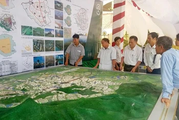 Người dân xem Quy hoạch chung đô thị vệ tinh Hòa Lạc (Hà Nội).
