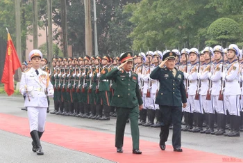 Thượng tướng Phan Văn Giang, Bộ trưởng Quốc phòng cùng Thượng tướng Ngụy Phượng Hòa, Bộ trưởng Quốc phòng Trung Quốc, duyệt đội danh dự. 