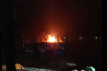 Tàu cá bị cháy khi đang neo đậu trên bến ở xã Ngư Lộc, tỉnh Thanh Hóa.