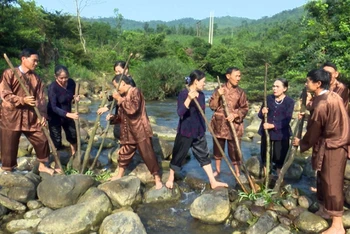 Người dân Minh Hóa biểu diễn hò thuốc cá.