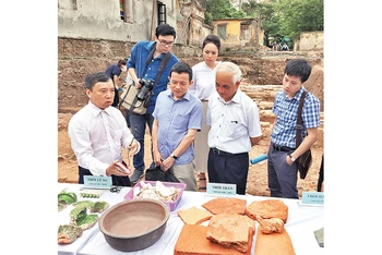 Các nhà khoa học thảo luận về những hiện vật khảo cổ tại Hoàng thành Thăng Long.