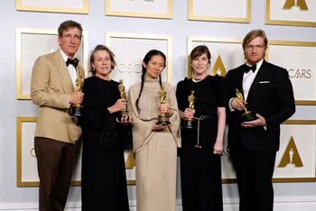 Đoàn làm phim “Nomadland” với giải thưởng Phim hay nhất.