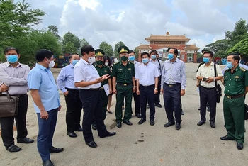 Ban Chỉ đạo quốc gia phòng, chống dịch Covid-19 kiểm tra thực địa tại Cửa khẩu quốc tế Bình Hiệp, thị xã Kiến Tường, tỉnh Long An.