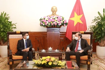 Thứ trưởng Ngoại giao Nguyễn Quốc Dũng tiếp Đại sứ Ấn Độ tại Việt Nam. (Ảnh: Bộ Ngoại giao)