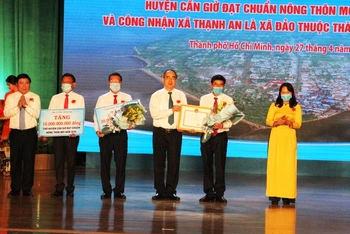 Trao quyết định của Thủ tướng Chính phủ công nhận huyện Cần Giờ đạt chuẩn nông thôn mới năm 2020.