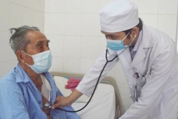 Cụ ông T.V.G. 100 tuổi ở TP Cần Thơ đã tỉnh và ổn định sau khi được đặt máy tạo nhịp tim vĩnh viễn thành công.