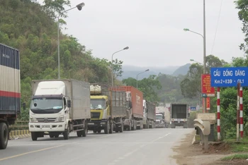 Xe chở hàng nông sản đang chờ làm thủ tục xuất khẩu sang cửa khẩu quốc tế Hữu Nghị.