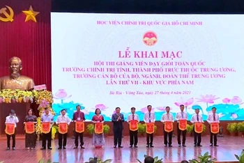 Đồng chí Nguyễn Xuân Thắng trao cờ lưu niệm cho các đoàn dự thi.