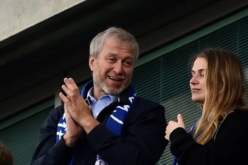 Tỷ phú Roman Abramovich không ngừng chi tiền để nâng tầm Chelsea. (Ảnh: Reuters)