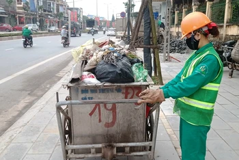 Hằng ngày, trong quá trình quét dọn đường phố, chị Nguyễn Thu Hà tận dụng phế thải để bán thêm tiền mua xăng đi làm. 