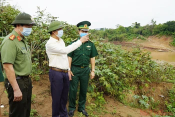 Chủ tịch UBND tỉnh Quảng Trị Võ Văn Hưng kiểm tra phòng, chống Covid-19 tại tuyến biên giới Việt-Lào thuộc khu vực bờ sông Sê Pôn chảy qua xã Tân Thành, huyện Hướng Hóa. 