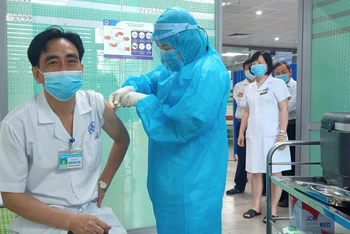 Bác sĩ Nguyễn Trung Tuyến, Trưởng khoa Truyền nhiễm, Bệnh viện đa khoa tỉnh Thái Bình là người đầu tiên thực hiện tiêm chủng vaccine AstraZeneca.