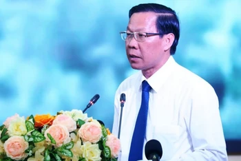 Bí thư Tỉnh ủy Phan Văn Mãi phát biểu ôn lại truyền thống hào hùng của dân tộc.