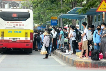 Ảnh tư liệu: Hành khách chờ xe buýt tại bến xe Giáp Bát. (Ảnh: HÀ NAM)