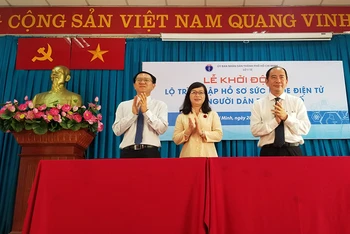Lãnh đạo Sở Thông tin và Truyền thông, Sở Y tế và UBND phường 27, quận Bình Thạnh ký hợp tác thực hiện Hồ sơ sức khỏe điện tử.