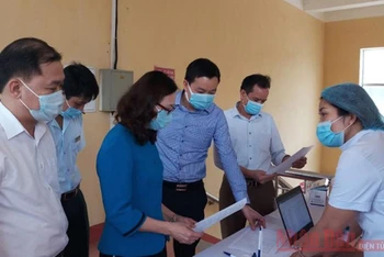 Cán bộ y tế tỉnh Yên Bái kiểm tra việc khai báo y tế tại huyện Yên Bình.