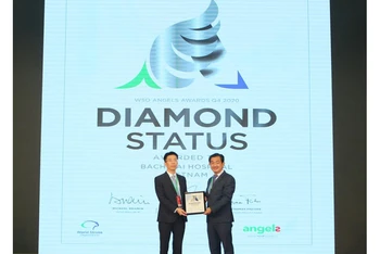 Đại diện Trung tâm Đột quỵ của Bệnh viện Bạch Mai nhận Chứng nhận tiêu chuẩn Kim cương của Tổ chức Đột quỵ thế giới.