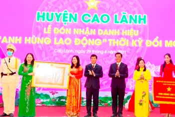 Phó Chủ tịch nước Võ Thị Ánh Xuân trao danh hiệu “Anh hùng Lao động” thời kỳ đổi mới cho Đảng bộ, chính quyền và nhân dân huyện Cao Lãnh.