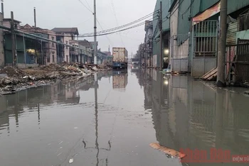 Chiều 28-4, Cụm công nghiệp Phong Khê 1 cũng ngập trong nước thải.