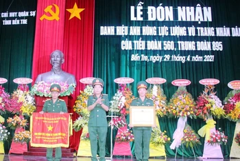 Thiếu tướng Nguyễn Văn Gấu, Ủy viên T.Ư Đảng, Chính ủy Quân khu 9 trao tặng danh hiệu “Anh hùng lực lượng vũ trang nhân dân” cho Tiểu đoàn 560.