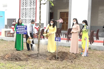 Phó Chủ tịch nước Võ Thị Ánh Xuân trồng cây xanh tại Khu hành chính UBND TP Long Xuyên.
