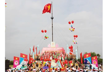 Nghi lễ Thượng cờ "Thống nhất non sông" tại Kỳ đài nằm bờ bắc của Khu di tích lịch sử quốc gia đặc biệt Đôi bờ Hiền Lương - Bến Hải.