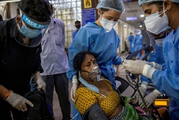 Một bệnh nhân Covid-19 được điều trị bên trong khu vực cấp cứu tại Bệnh viện Holy Family, ở New Delhi, Ấn Độ, ngày 29-4-2021. (Ảnh: Reuters)