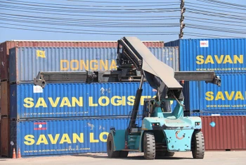 Bốc dỡ container trong cảng cạn tại tỉnh Savannakhet, miền Trung Lào.
